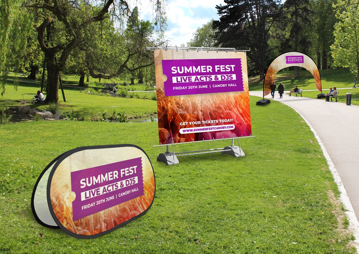 Outdoor-Banner und Eventbogen in einer Parkanlage